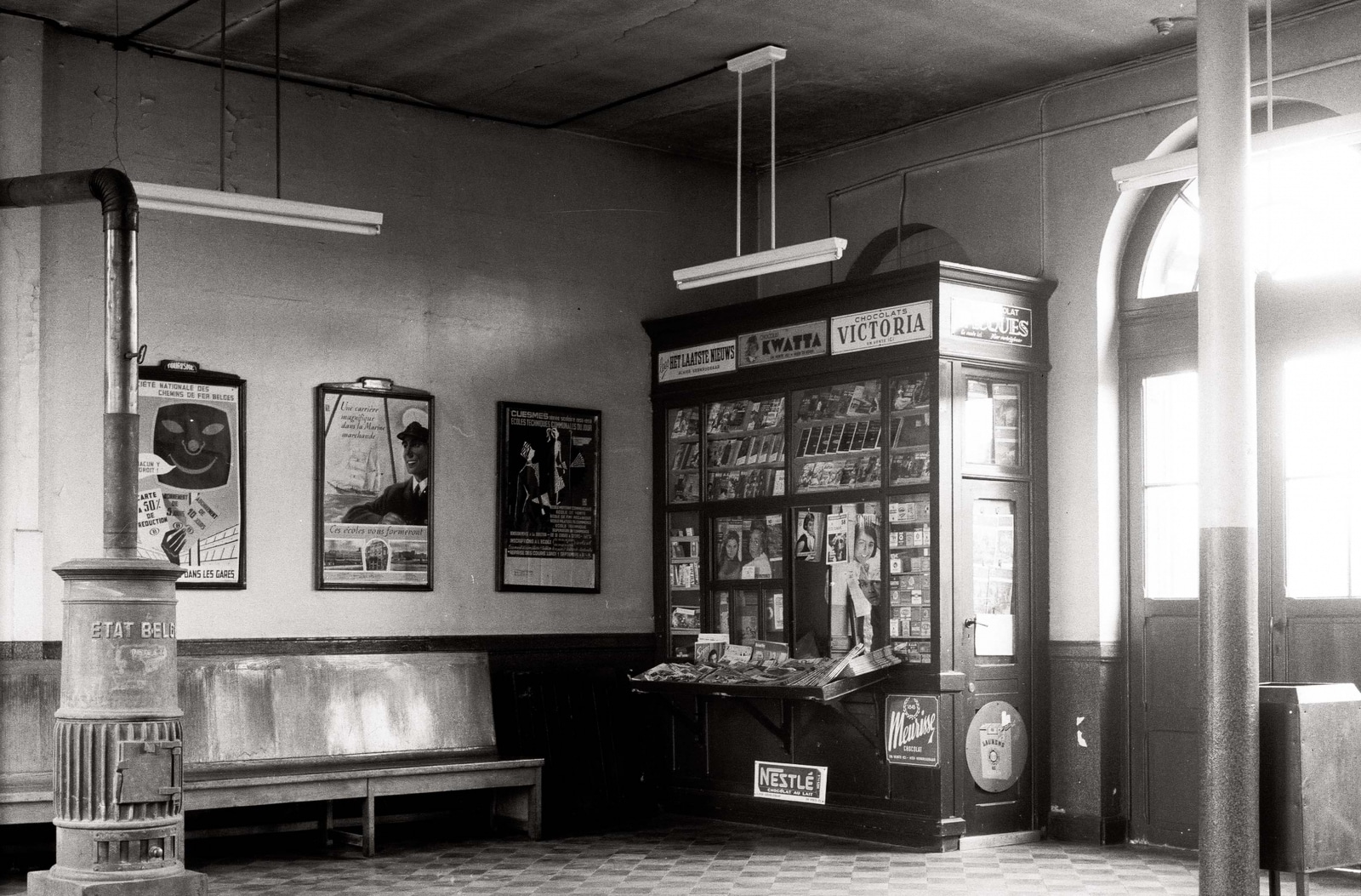 Wachtzaal van een station: plek bij uitstek voor het plaatsen van reclameaffiches (La Louvière, circa 1954).